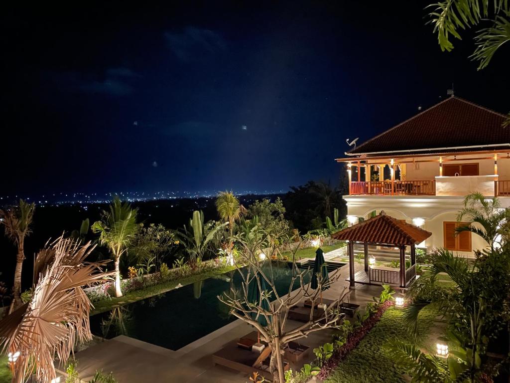 Villa con piscina por la noche en Villa Mata Hari en Panji