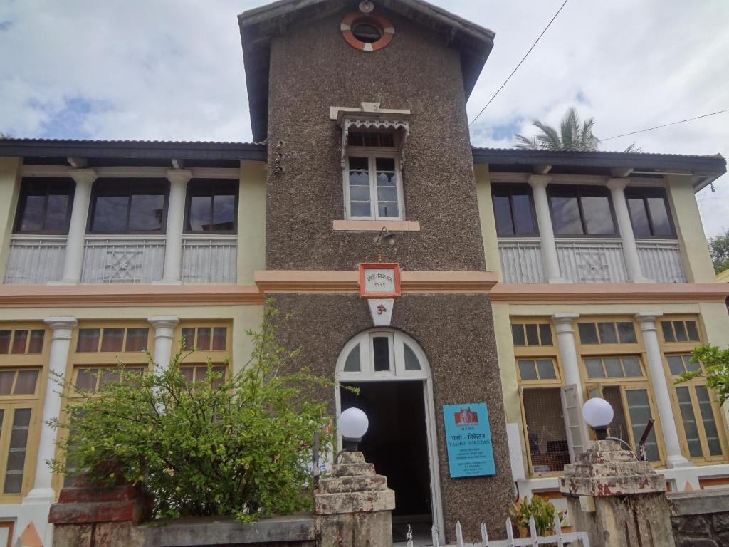 un gran edificio con una gran torre en Hotel Rajmandir, en Pune