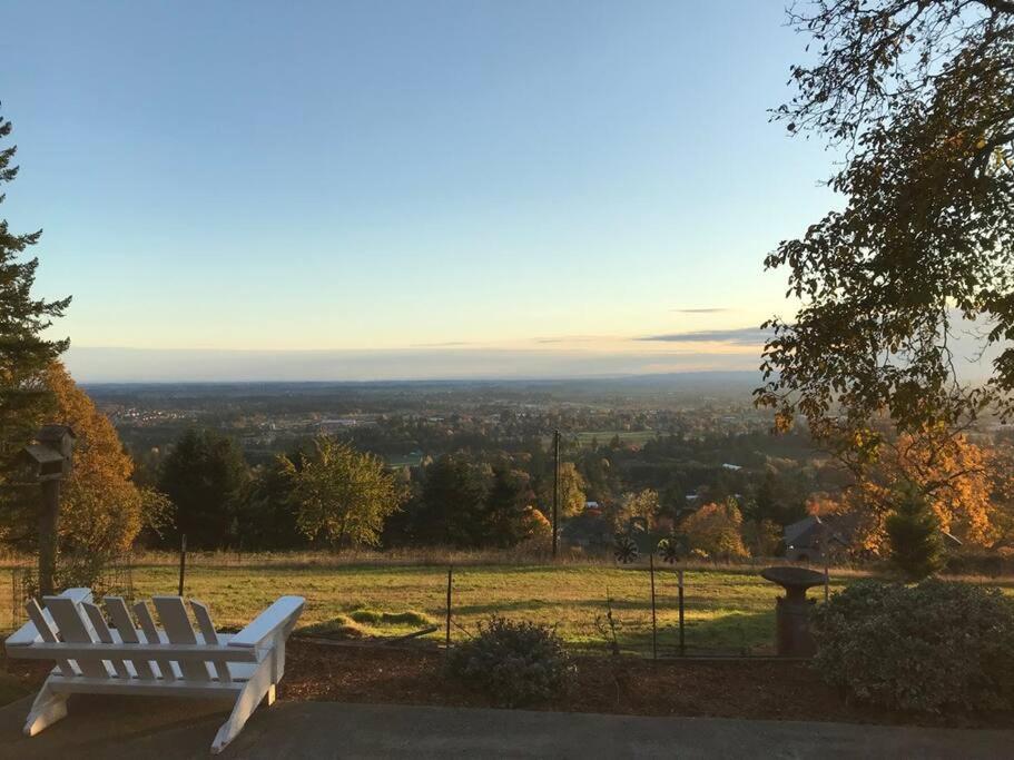 Spectacular Valley View in Wine Country في نيوبيرغ: مقعد أبيض على قمة تلة