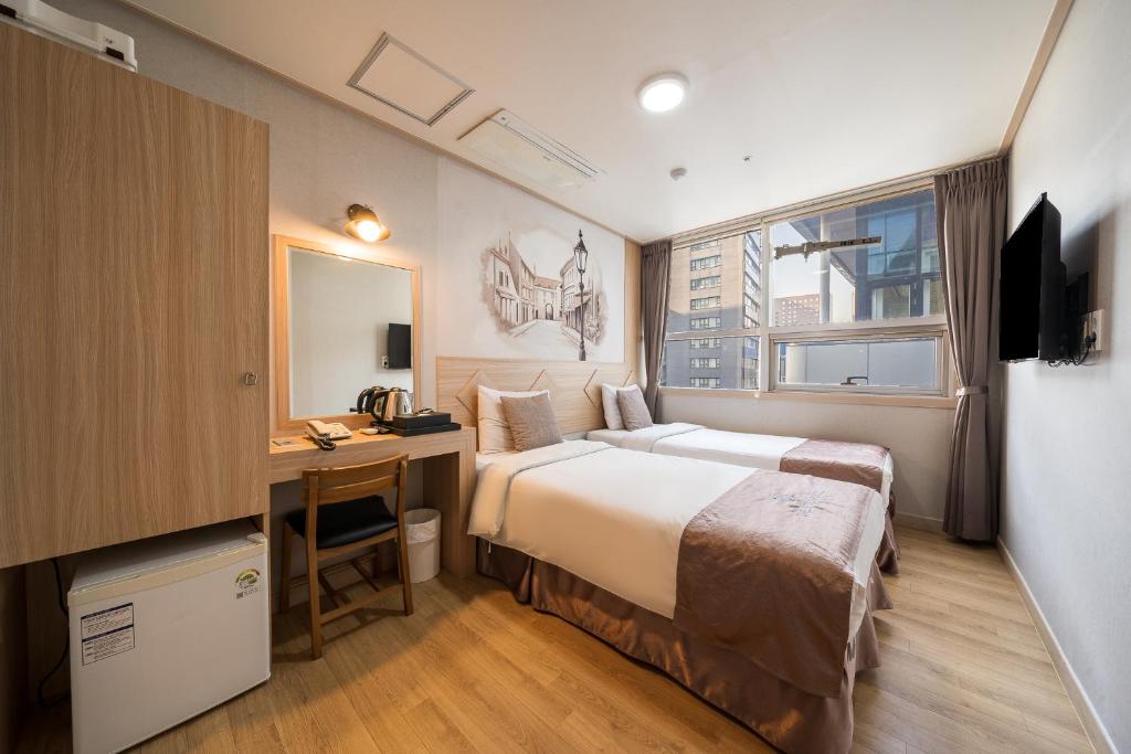 Llit o llits en una habitació de The Stay Hotel Myeongdong