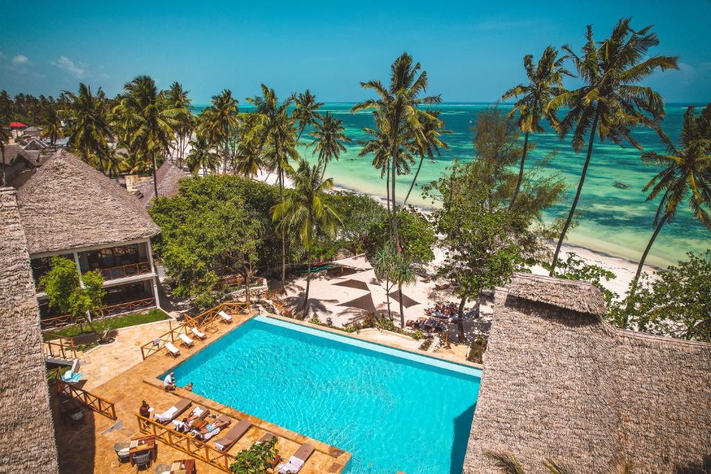 Piscina de la sau aproape de Zanzibella Hotel & SPA