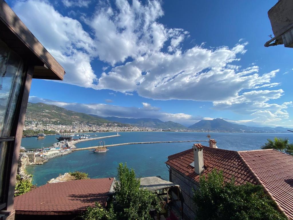 vistas a un puerto con barcos en el agua en Harmony Butik Otel, en Alanya