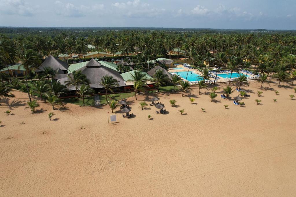 una vista aérea de un complejo en la playa en Casa Del Papa Resort & SPA en Azizacoue