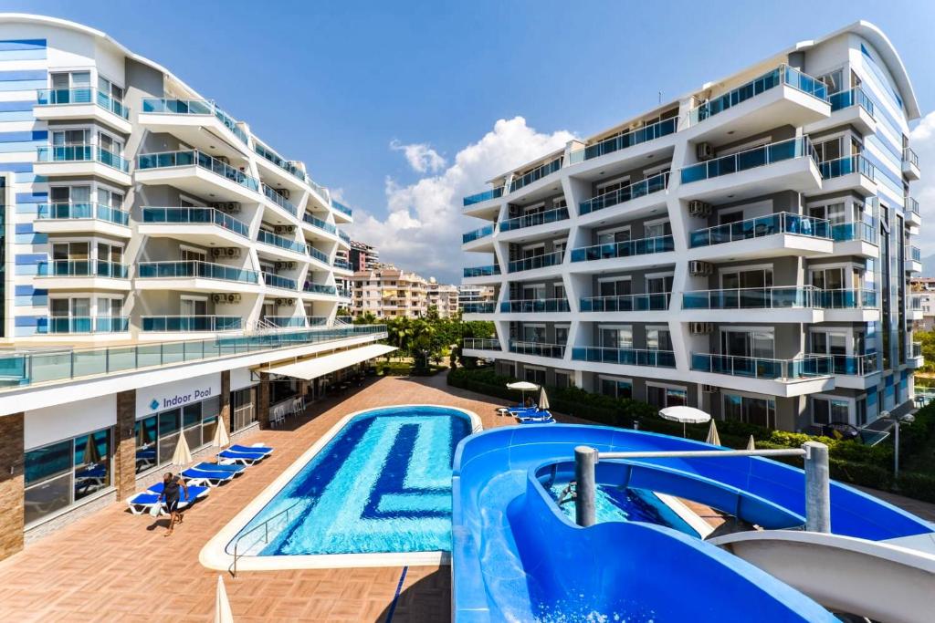 um apartamento com uma piscina e um edifício em SA Apartments! Crystal Family Apartments em Alanya