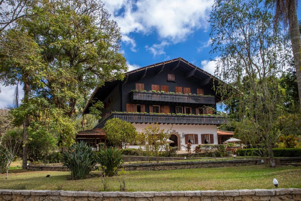 una casa en medio de un parque en Hotel Fazenda São Moritz en Teresópolis