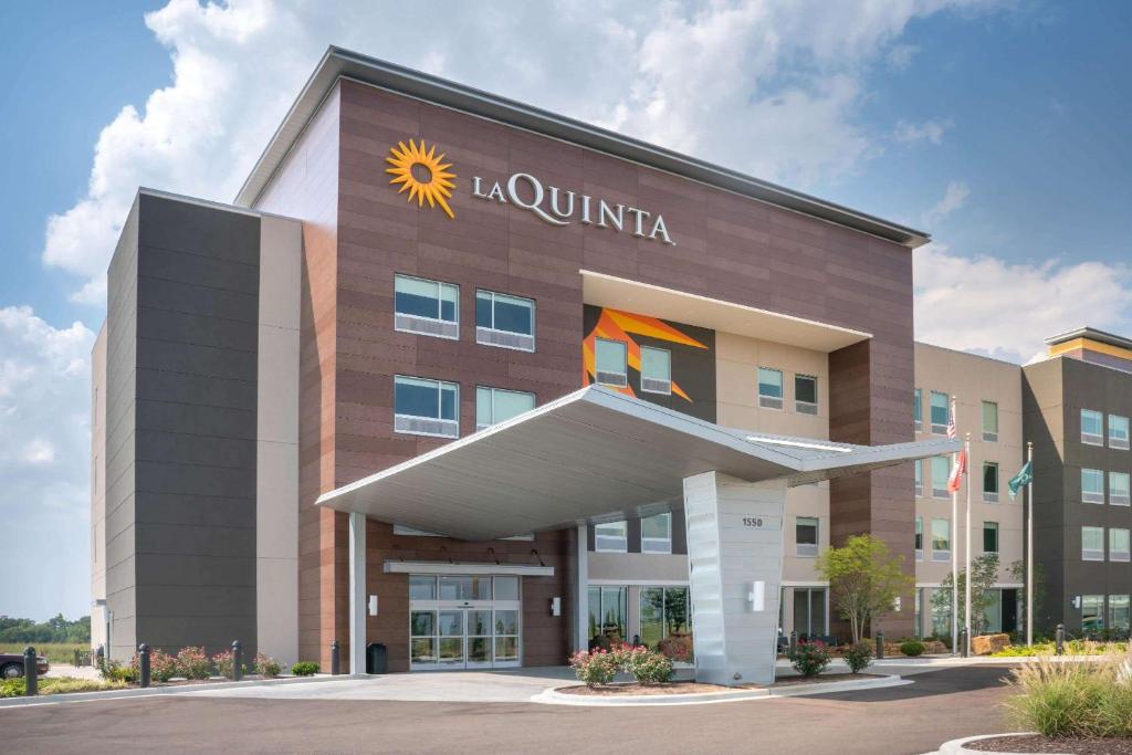 ein Hotelgebäude mit einem Sonnenschild darauf in der Unterkunft La Quinta by Wyndham West Memphis in West Memphis