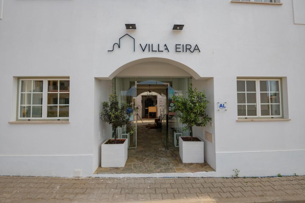 un edificio blanco con un letrero que lee Villa erara en Villa Eira, en Vila Nova de Milfontes