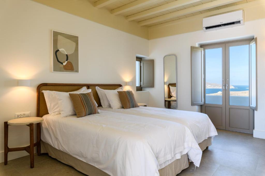 Een bed of bedden in een kamer bij Camarades Mykonos