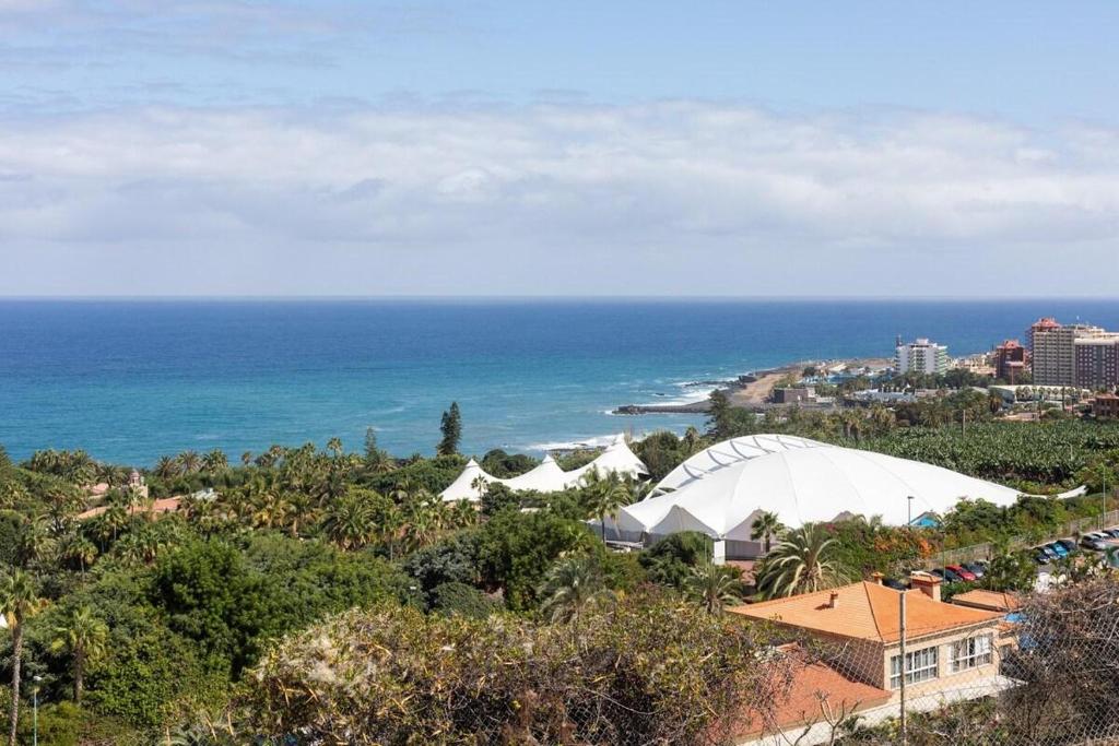 vistas al océano y a una playa con un edificio en Prime Homes Playa Jardín Studio en Puerto de la Cruz