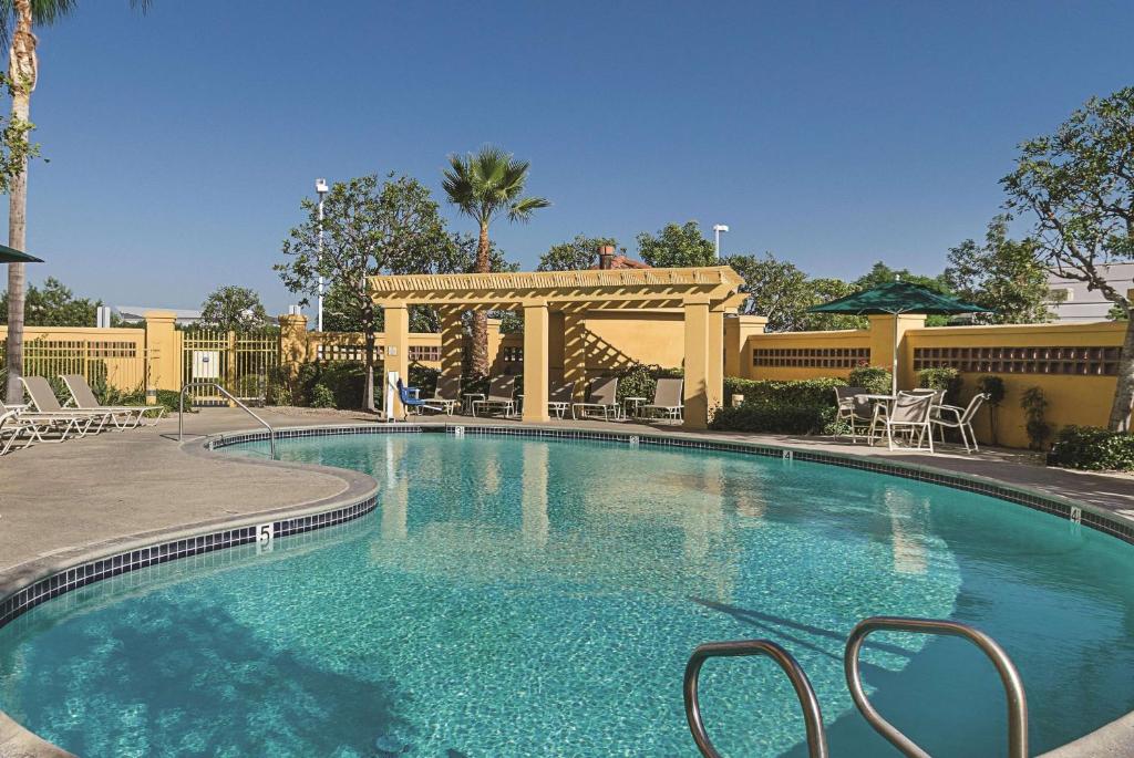 a swimming pool with a gazebo in a resort at La Quinta Inn & Suites by Wyndham Ontario Airport in Ontario