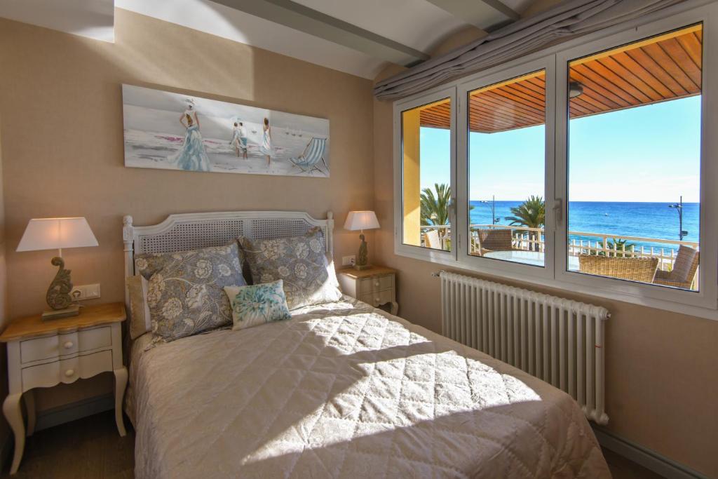 - une chambre avec un lit et une vue sur l'océan dans l'établissement Apartamento Marina, à Lloret de Mar