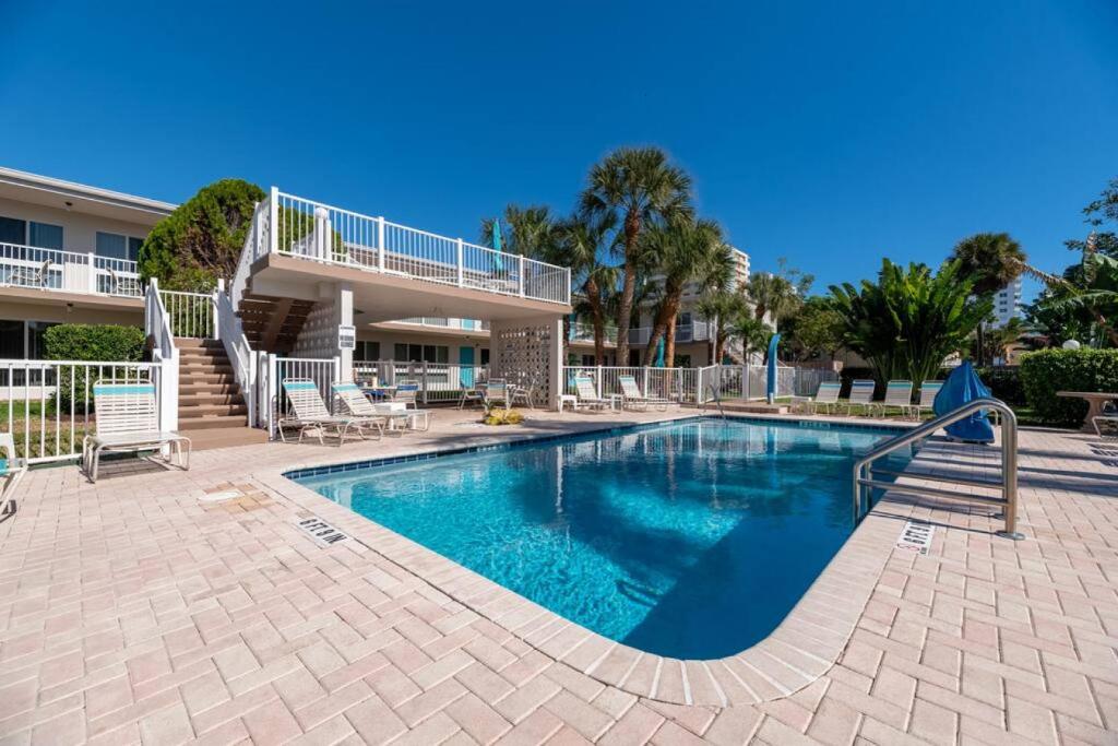 una piscina di fronte a un edificio di The Floranada Condo - Pompano Beach 19 a Pompano Beach