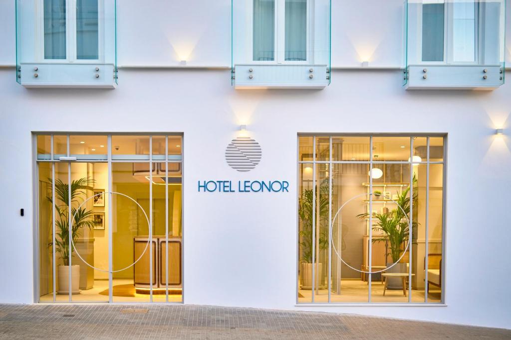 biały budynek z hotelem leong w obiekcie Hotel Leonor Conil w mieście Conil de la Frontera