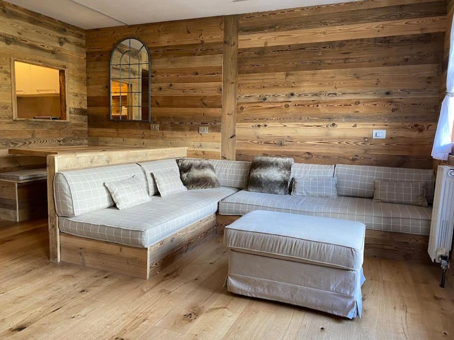 uma sala de estar com dois sofás e uma mesa em Incantevole appartamento stile chalet Breuil Cervinia em Breuil-Cervinia