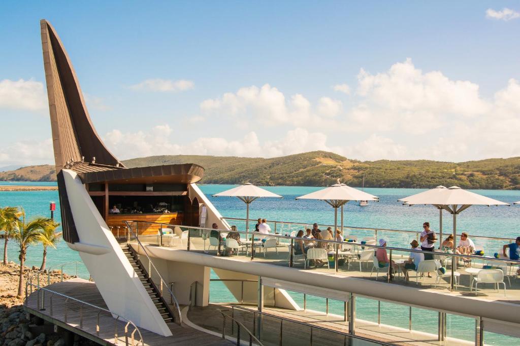 un restaurante en la playa junto al agua en Yacht Club Villas on Hamilton Island by HIHA en Isla Hamilton