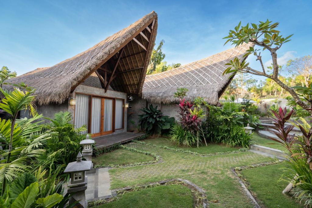 Casa con techo de paja y jardín en Villa Amantes Bingin en Uluwatu