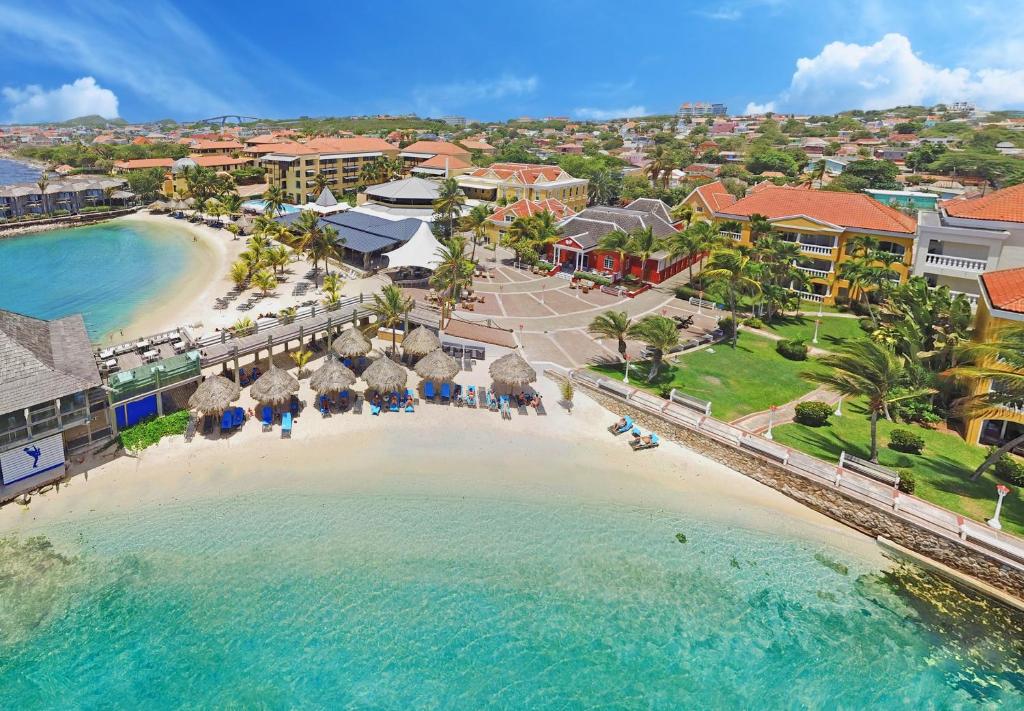 uma vista aérea de uma praia com guarda-sóis e do oceano em Curacao Avila Beach Hotel em Willemstad