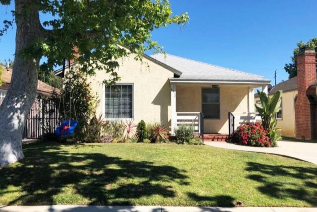 une maison avec un arbre en face d'une cour dans l'établissement Spacious family oasis in silicon beach 5mins to LAX, à Los Angeles