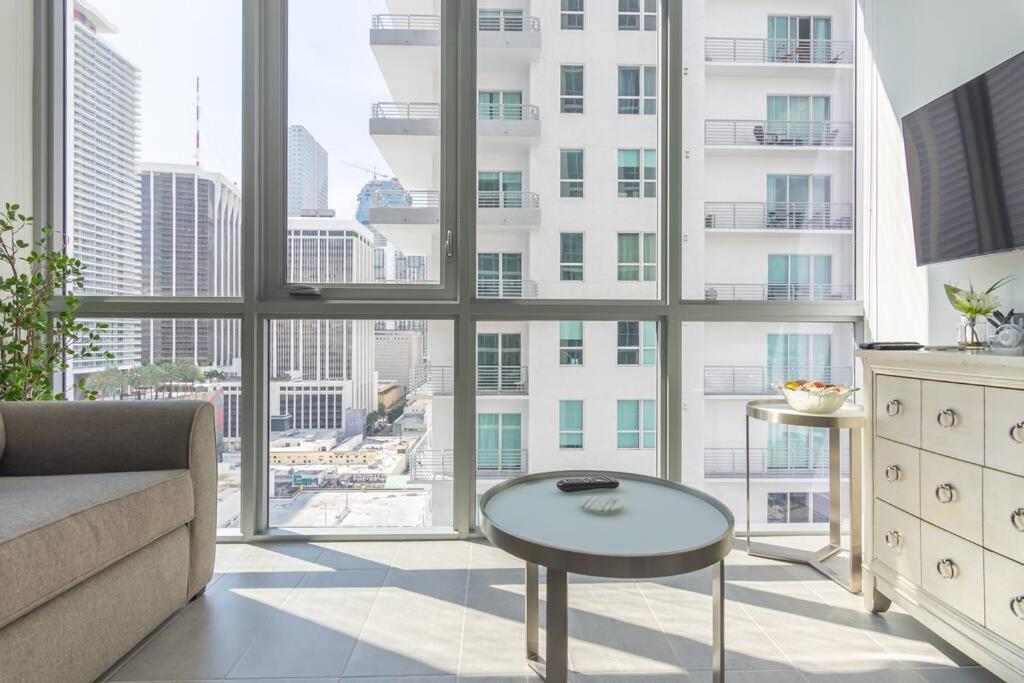 Televisi dan/atau pusat hiburan di Amazing Condo in Downtown Miami/Brickell w/PARKING