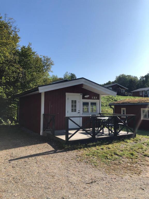 een rode schuur met een picknicktafel ervoor bij Stockholm Swecamp Flottsbro in Huddinge