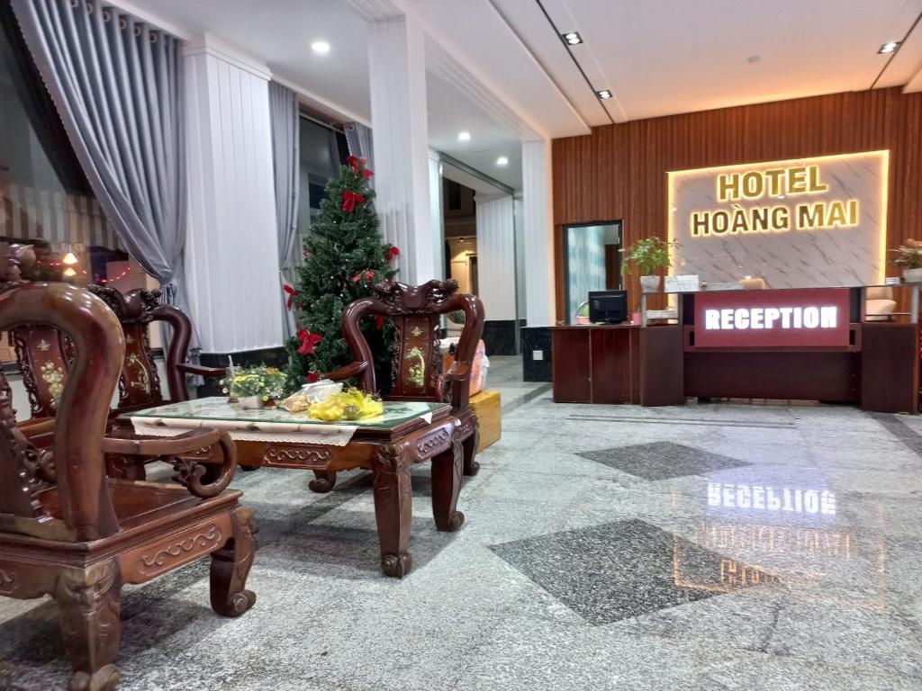 una habitación de hotel con un árbol de Navidad en el vestíbulo en Khách sạn Hoàng Mai en Ấp Thới Thuận (4)