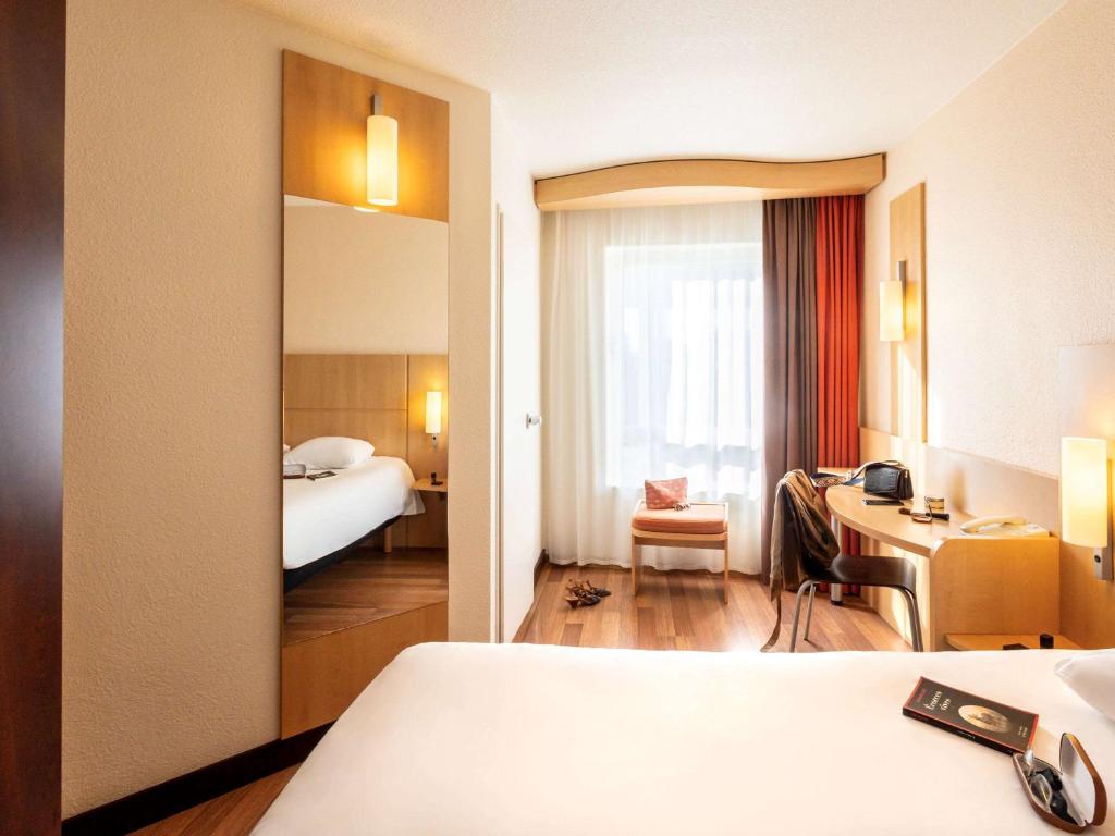 A bed or beds in a room at ibis Antwerpen Centrum