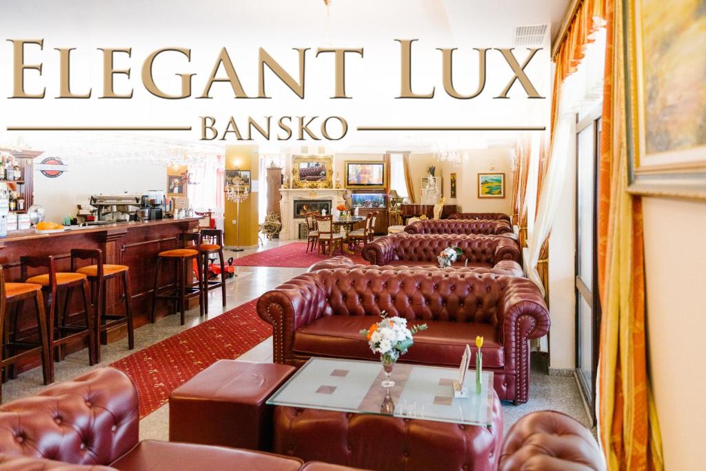 un restaurante en el vestíbulo con sofás de cuero y un bar en Elegant Lux Hotel en Bansko