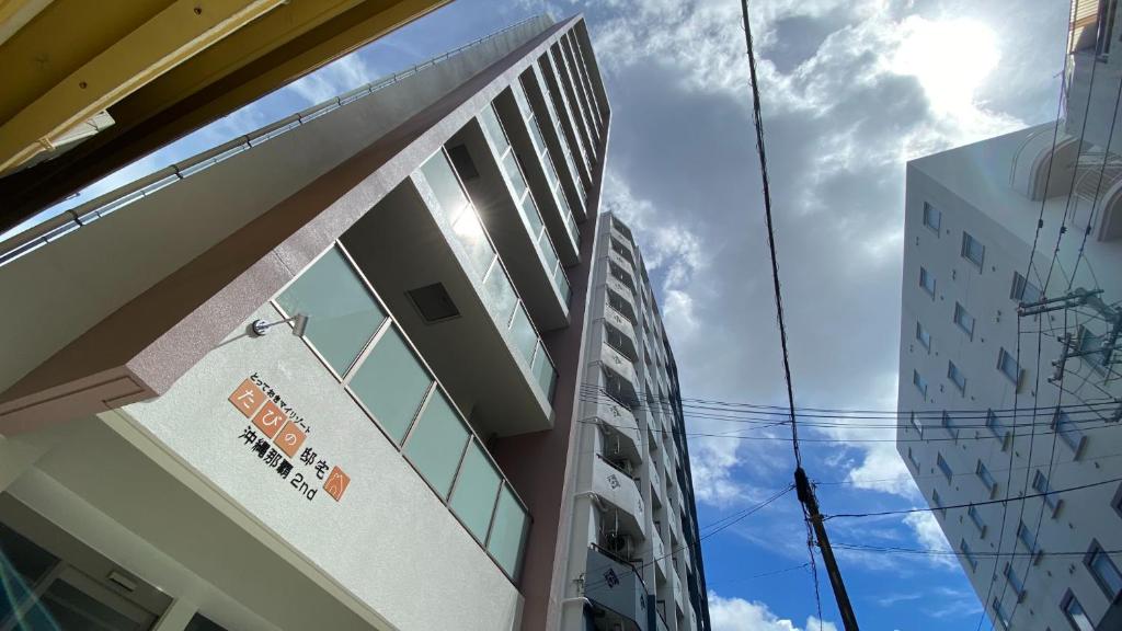 una vista de un edificio con el cielo en el fondo en Tabinoteitaku Okinawa Naha 2nd, en Naha