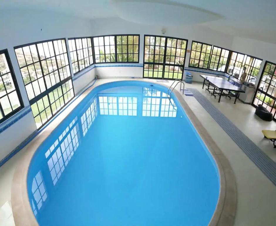 - une grande piscine dans un bâtiment doté de fenêtres dans l'établissement House pc, à Porto da Cruz