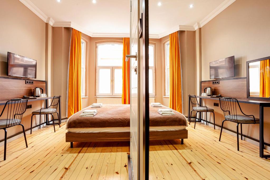 - une chambre avec un lit, une table et des chaises dans l'établissement Aram Kerasi Rooms, à Istanbul