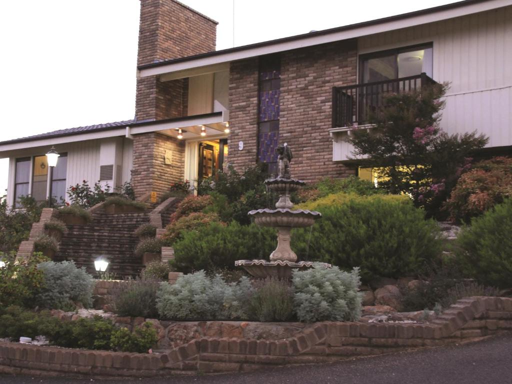 Um jardim no exterior de Bathurst Heights Bed & Breakfast