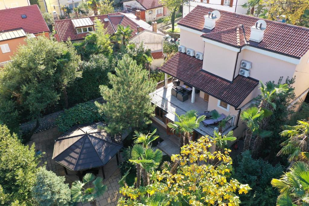 una vista aérea de una casa con árboles en Holiday Home "Opatija" en Opatija