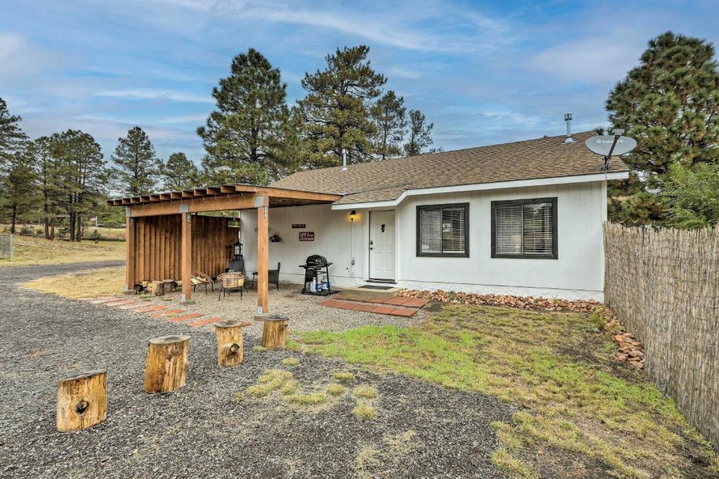 フラッグスタッフにあるSki Snow Bowl and Hike Cozy Flagstaff Cottage!のパビリオン付きの家