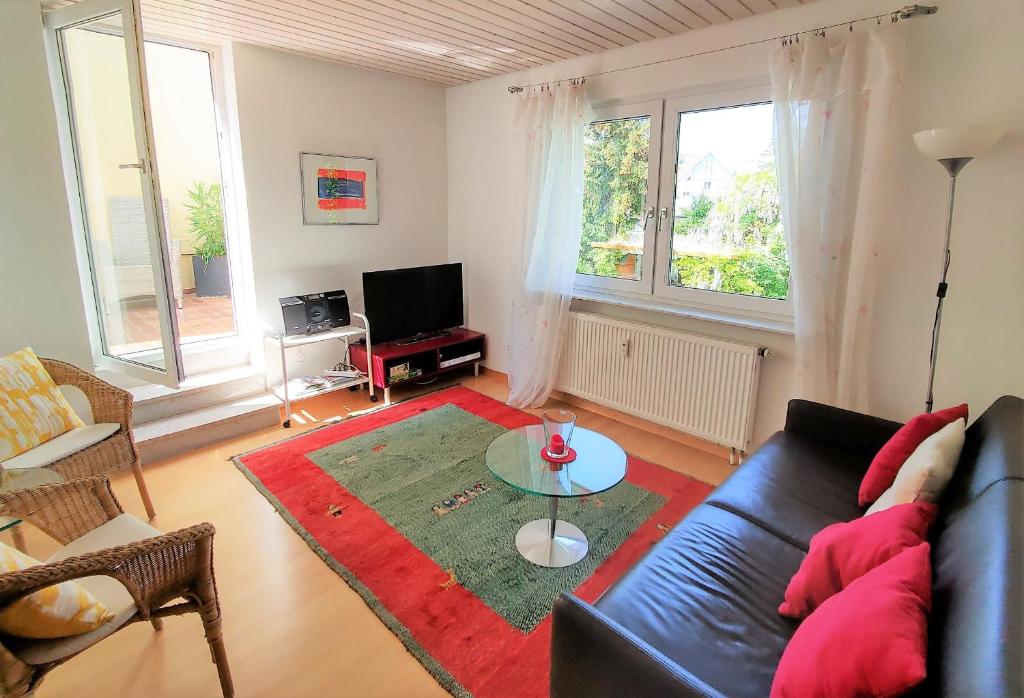 sala de estar con sofá y mesa en ABC Ferienwohnungen ABC Wohnung C en Meersburg