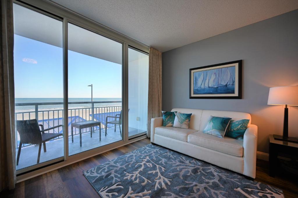 un soggiorno con divano e vista sull'oceano di Spectacular Ocean Front Real 1 Bedroom Condo, 2 Ba a Myrtle Beach