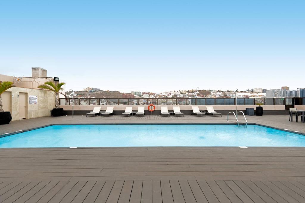 una piscina en la azotea de un edificio en AC Hotel Iberia Las Palmas by Marriott en Las Palmas de Gran Canaria