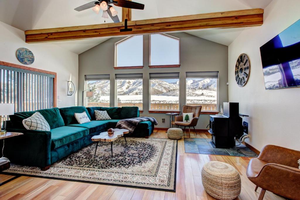 Prostor za sedenje u objektu Twin Pines Cabin in Wilderness Ranch on Hwy 21, AMAZING Views, 20 ft ceilings, fully fenced yard, pet friendly, , Go paddle boarding at Lucky Peak, or snowshoeing in Idaho City and take in the hot springs, sleeps 10!