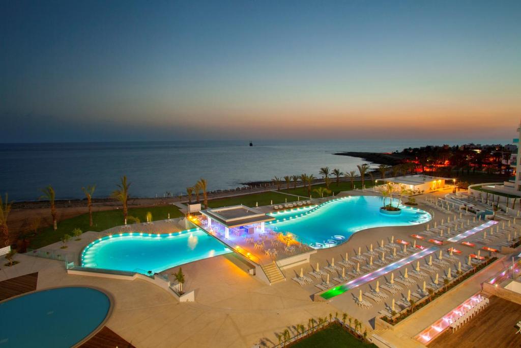 La alberca dentro o cerca de King Evelthon Beach Hotel & Resort