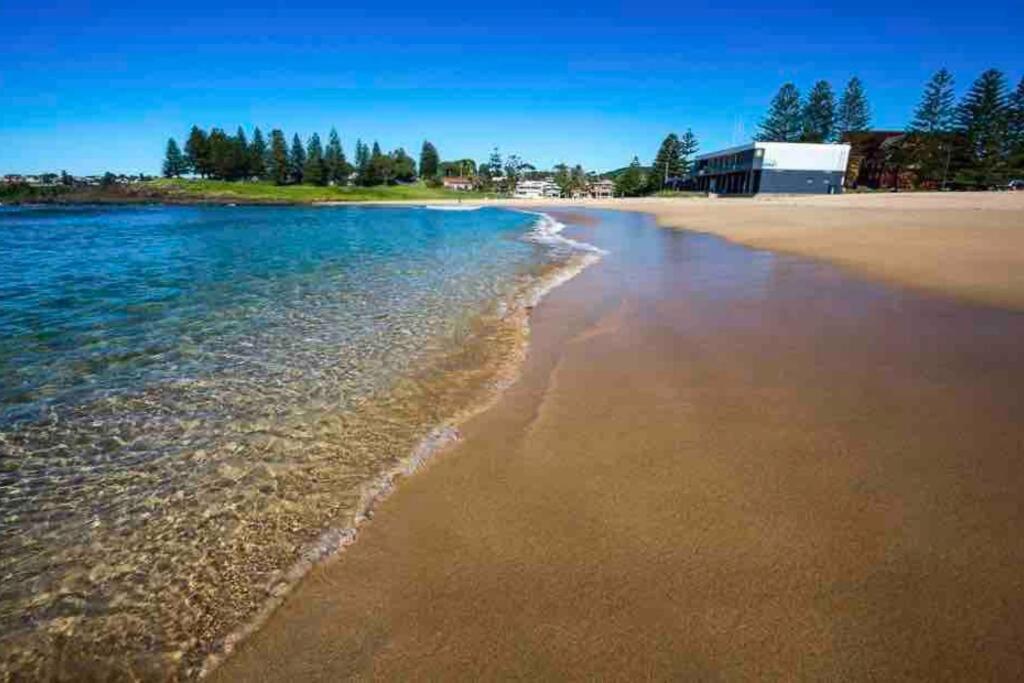 uma vista para a praia a partir da costa em Driftwood Beach House em Kiama