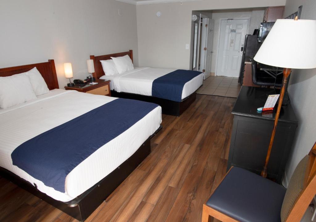 um quarto de hotel com duas camas e um candeeiro em Aqua Beach Inn em Myrtle Beach