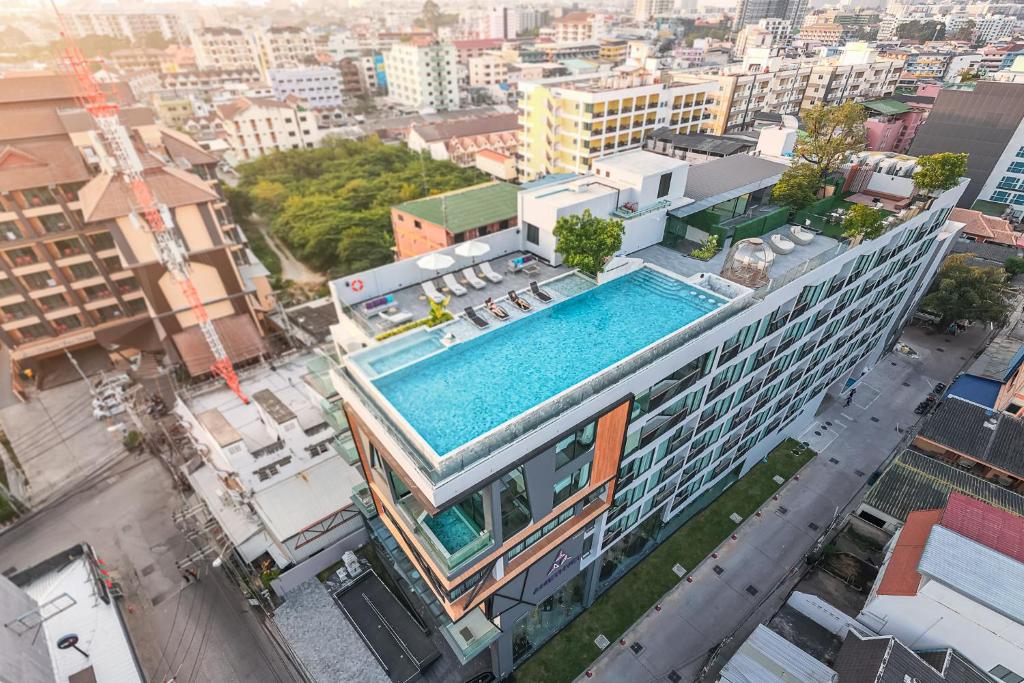 - une vue sur un bâtiment avec piscine dans l'établissement Amethyst Hotel Pattaya, à Pattaya