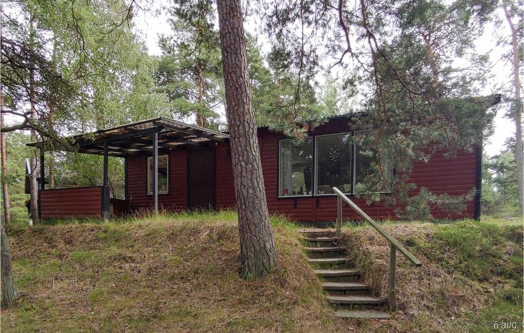 ein kleines Haus mit einem Baum davor in der Unterkunft Nice Home In Åhus With House A Panoramic View in Åhus