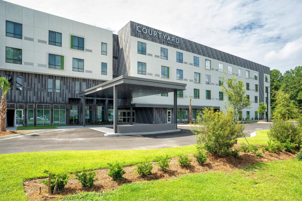 查爾斯頓的住宿－Courtyard by Marriott Charleston-North Charleston，享有庭院景致的办公楼