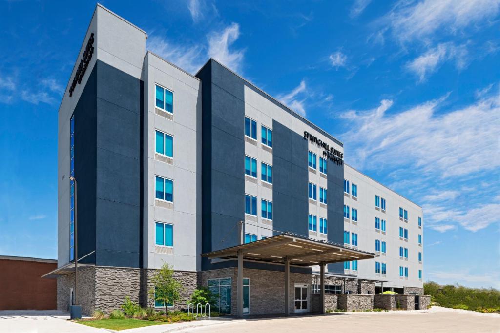 un edificio de hotel con un cielo azul en el fondo en SpringHill Suites by Marriott Austin North, en Austin