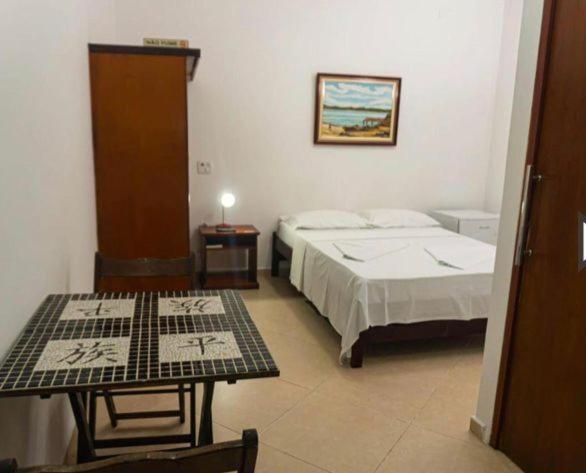 Tempat tidur dalam kamar di Pousada do Itaguá