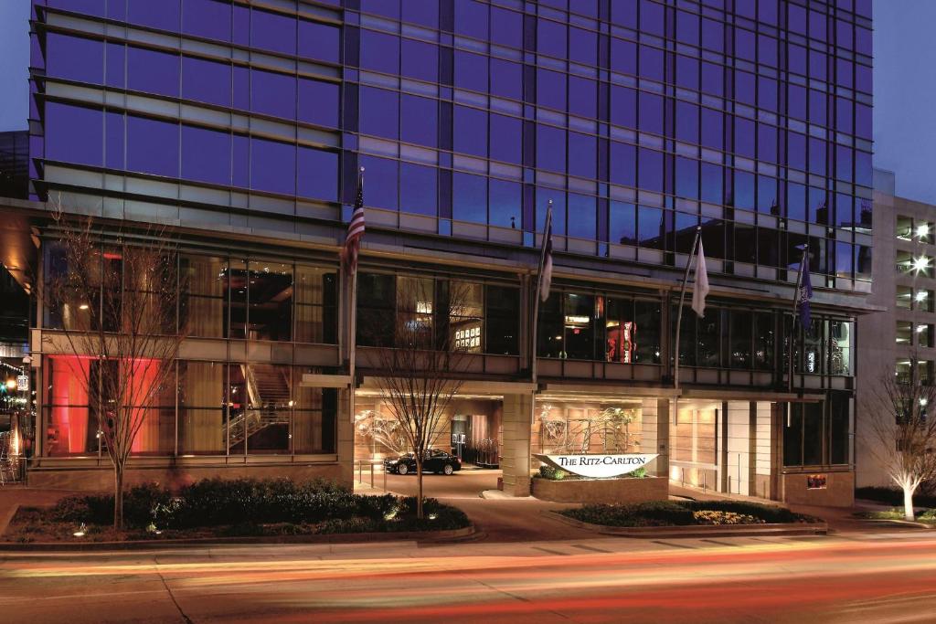 un edificio de cristal alto con una calle delante en The Ritz-Carlton, Charlotte en Charlotte