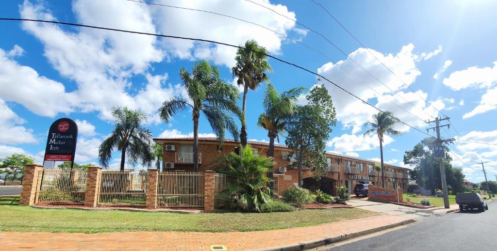 un edificio con palme di fronte ad esso di Tallarook Motor Inn a Dubbo