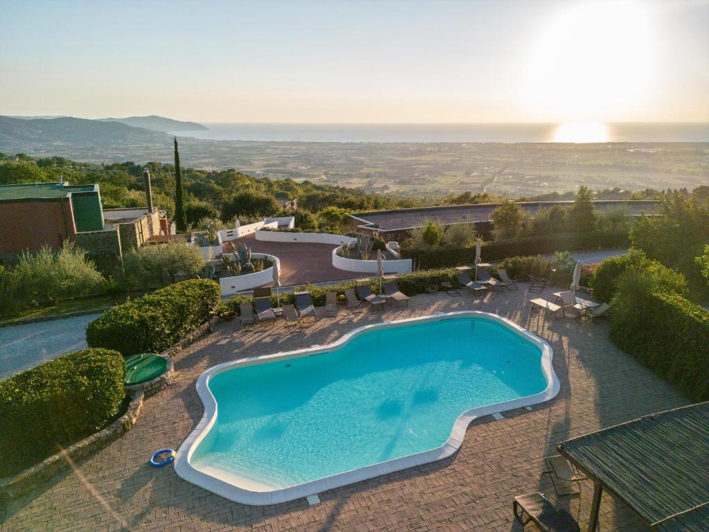 ein Bild eines Pools in einer Villa in der Unterkunft Borgo La Pietraia in Paestum