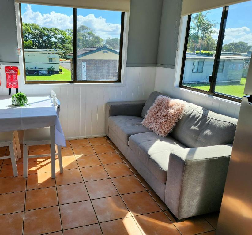 Seating area sa Surfrider Caravan Park