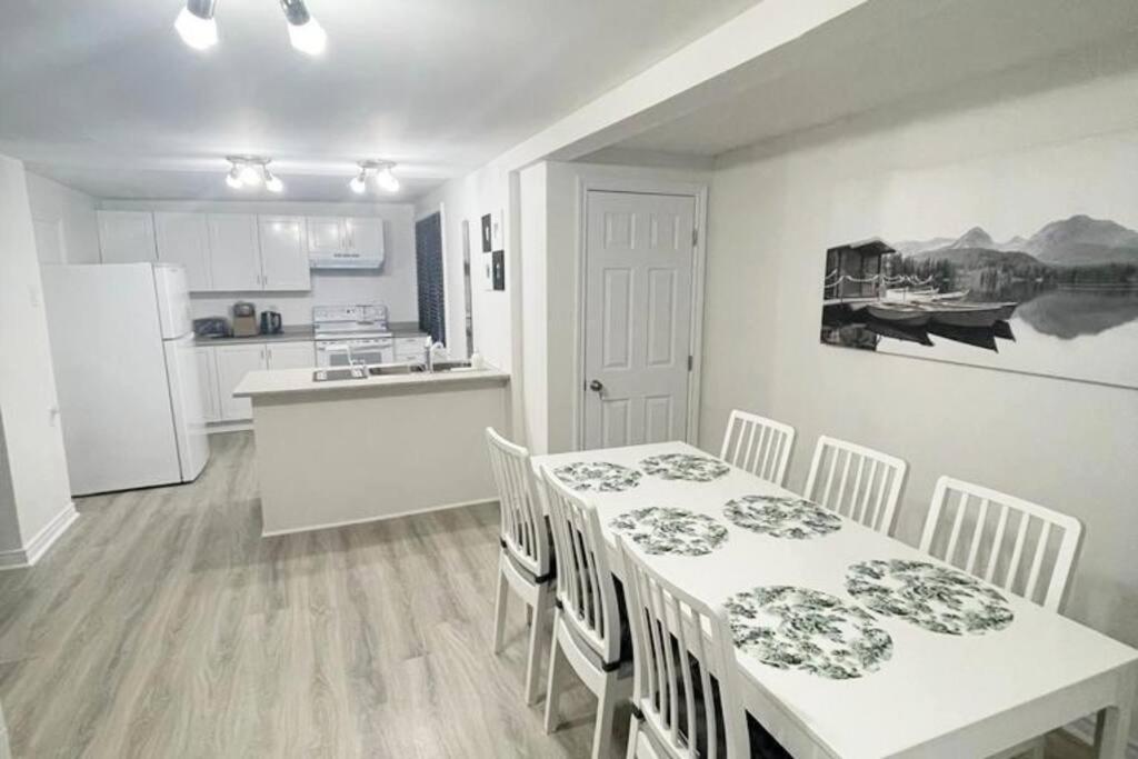 uma cozinha e sala de jantar com mesa e cadeiras em Central, convenient and comfortable 3 Bedrooms house near downtown Gatineau/Ottawa with free parking em Gatineau